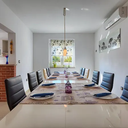 Paus By Interhome * Orihi