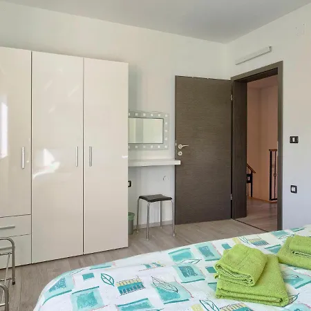 Paus By Interhome * Orihi