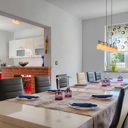 Paus By Interhome * Orihi