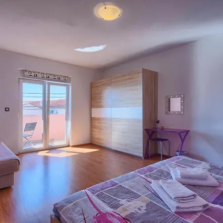 Paus By Interhome * Orihi