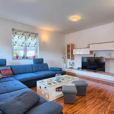 Paus By Interhome * Orihi